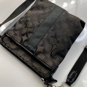 COACH signature Slim Crossbody Deep kaki